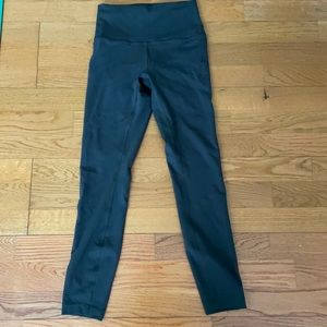 Lululemon wunder under train